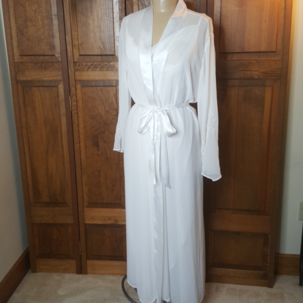 Delicates Peignoir Embroidered Nightgown & Robe Sz L